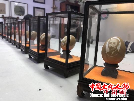 王成孝的蛋雕作品。 杨静 摄 王成孝的蛋雕作品。 杨静 摄